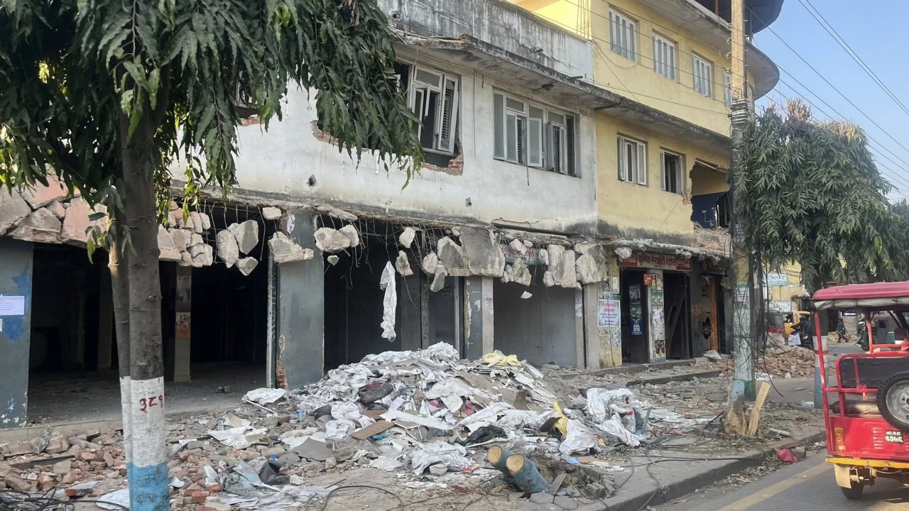 भत्काइएका संरचना व्यवस्थापनमा बेवास्ता, हेटौँडा बजार क्षेत्रमा दुर्घटनाको जोखिम