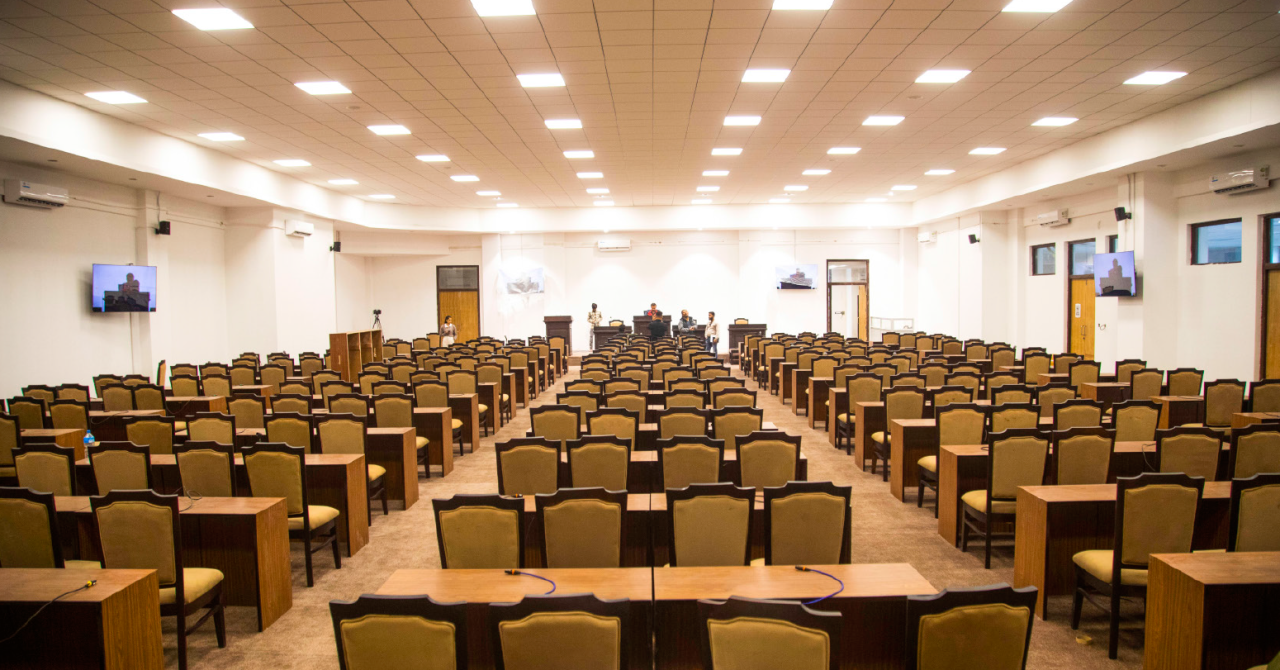 ४७ सांसदले मातृभाषामा शपथ लिँदै