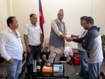 सुमनसिंको घर बनाउन पहिलो किस्ताबापत मुख्यमन्त्रीले दिए २ लाख
