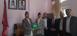 प्रदेश प्रमुखलाई महालेखा परीक्षकको प्रतिवेदन पेश