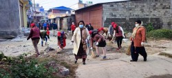 हेटौंडाका नगरप्रमुख फोहर टिप्दै सडकमा