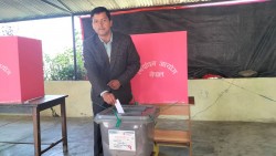 महेश बर्तौलाले गरे मतदान