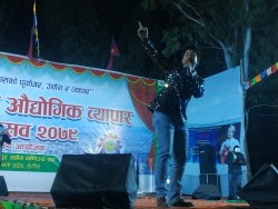 हेटौंडा महोत्सवमा गायक प्रकाश सपुत धमकेदार प्रस्तुती, अस्मिताले नचाईन दर्शक
