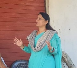 मकवानपुरमा महिला साक्षरता अभियानको अगुवा डिना