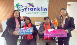 अब्बल विद्यार्थीलाई फ्रयाङ्कलिनद्धारा ल्यापटप प्रदान