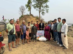 आगलागी पीडितलाई चैनपुर जेसीज मनहरीको खाद्यान्न सहयोग