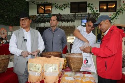 रैथानै हाटबजारमा कालिखोला कोदोको  पिठो बिक्री 