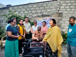 न्युरेनीका सुवेदीलाई ह्वीलचेयर हस्तान्तरण