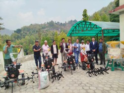 मकैवाली प्रवद्र्धनका लागि वीउ सहित ट्याक्टर वितरण 