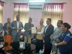 प्रदेश प्रमुख समक्ष राजिनामा पत्र बुझाए मुख्यमन्त्री जम्कट्टेलले