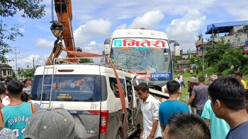 चितवनमा बस र माइक्रो ठोक्किँदा ७ जनाको मृत्यु, १८ जना घाइते