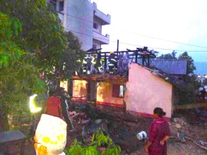 हेटौंडा ६ रामनगरमा आगलागी,चौलागाईको घर जलेर नष्ट