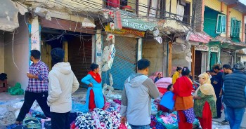 भत्किएका घरहरूको भग्नावशेषमै व्यापार, ग्राहकको भिड