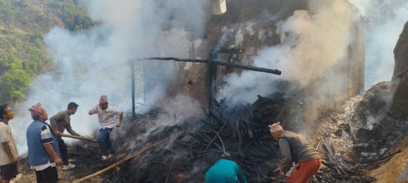 बकैयामा आगलागी हुँदा मोक्तानको घर जलेर नष्ट