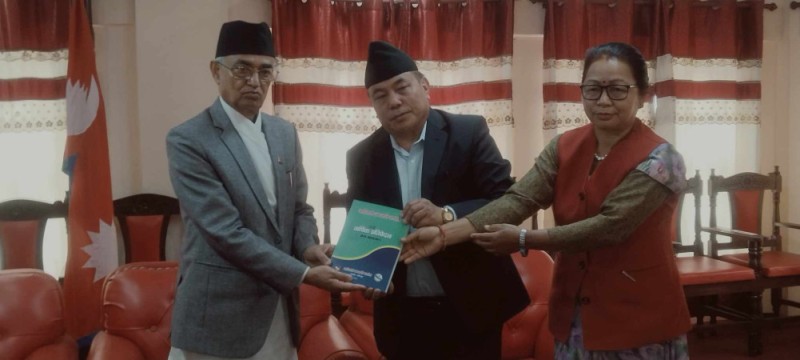 आदिवासी आयोगद्वारा प्रदेश प्रमुखलाई प्रतिवेदन हस्तान्तरण