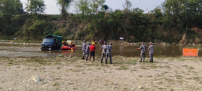 विपदबाट हुने क्षति न्यूनिकरणको लागी, सशस्त्र प्रहरीद्धारा जल विपद् उद्धार डेमो प्रदर्शन