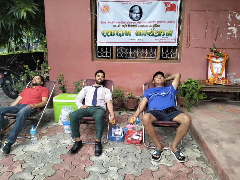 पुष्पलाल स्मृति दिवसमा ३५ जनाले गरे रक्तदान