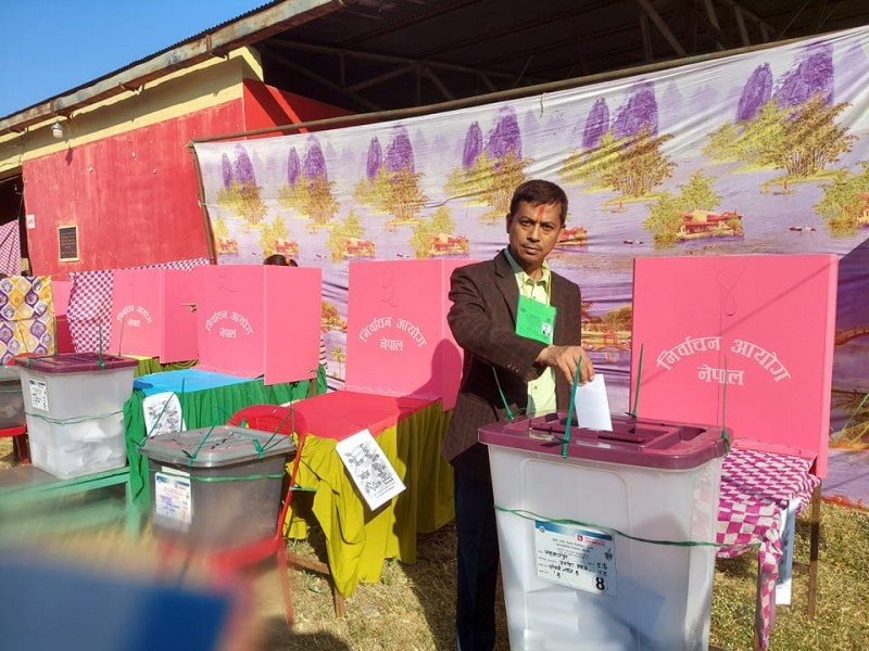 उम्मेद्वार एकालाल श्रेष्ठले गरे मतदान