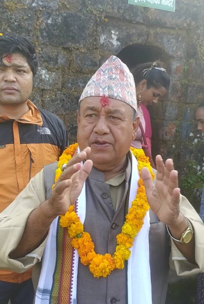 प्रदेश सभा उमेद्ववार  न्यौपानेले मन्दिरमा खाए कसम: बरु म नष्ट हुन्छु,  तर भ्रष्ट हुन्न 