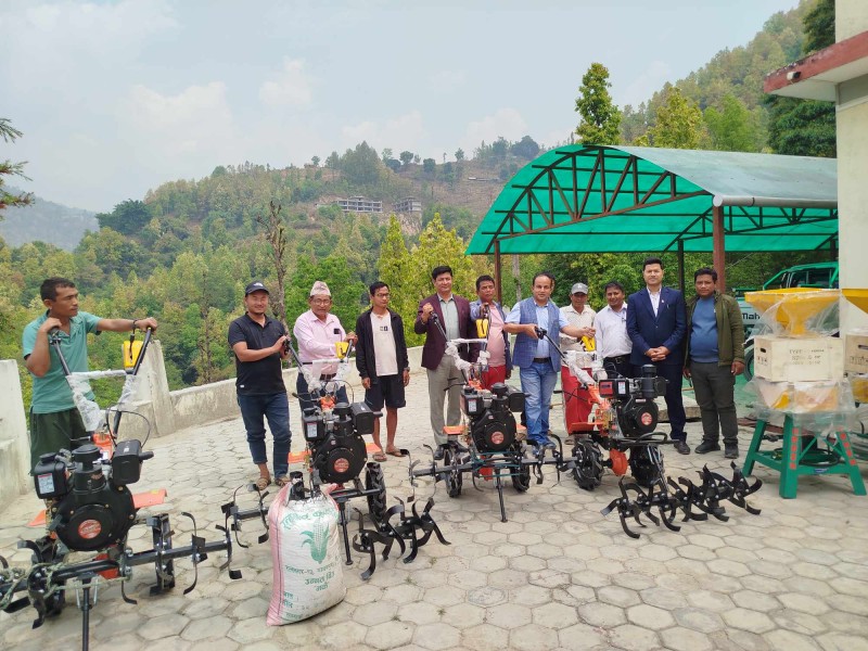 मकैवाली प्रवद्र्धनका लागि वीउ सहित ट्याक्टर वितरण 