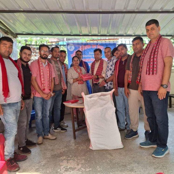 स्थापना दिवसमा बालगृहलाई शैक्षिक सामाग्री
