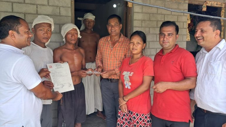 मनहरीका विपन्न परिवारलाई काजकिरिया खर्चसहित घरमै पुगेर घटना दर्ता