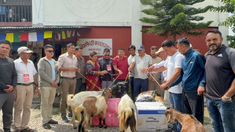 मनहरी गाउँपालिकाद्धारा भीमफेदीका कैदी बन्दीलाई खसी र खाद्यान्न सहयोग