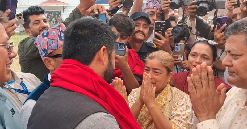 जितपछि रविलाई मीना र अस्मिनले दिए बधाई