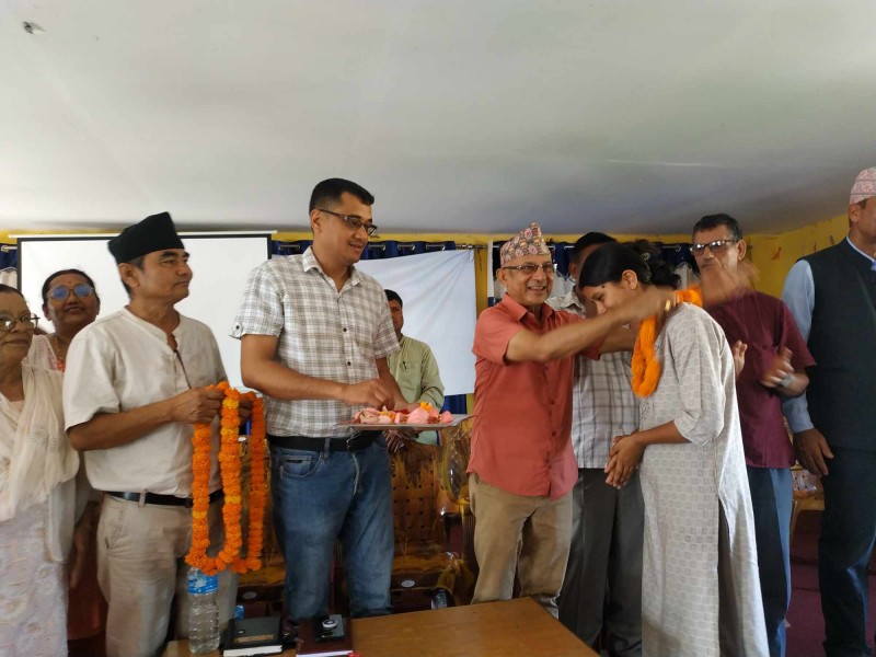 परीक्षामा उत्कृष्ट विद्यार्थीलाई सम्मान