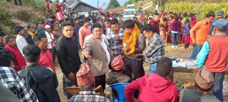 राक्सिराङ ७ मा एमाले परित्याग गरी १५४ जना कांग्रेसमा