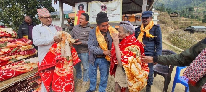 राक्सिराङका २०१ घर विपन्न चेपाङलाई कम्बल सहयाेग
