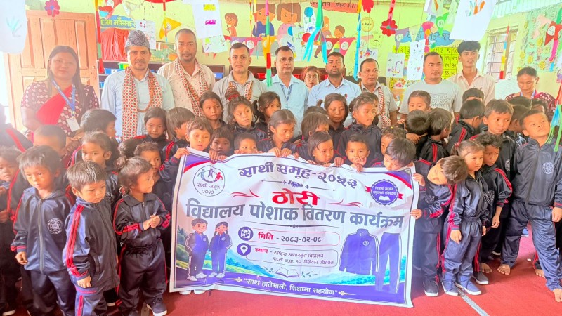 साथी समूहद्धारा विद्यार्थीलाई पोशाक र जुत्ता वितरण