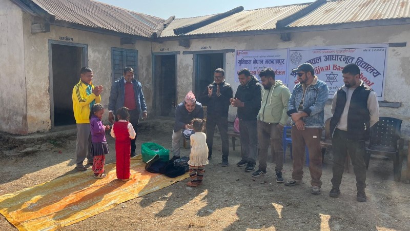 विद्यार्थीलाई युनिकम नेपालद्धारा न्यानो कपडा वितरण